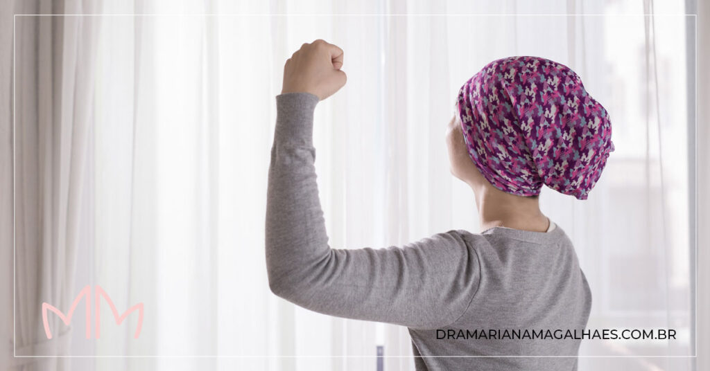 Mulher confiante durante o tratamento oncológico para evitar a alopecia induzida por quimioterapia
